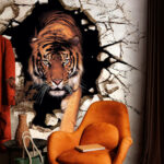 Fotomurales Tigre emergiendo a través de una pared agrietada