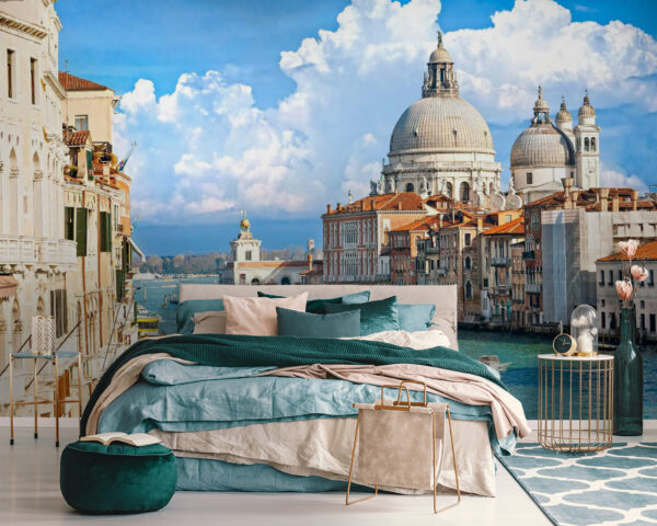 Vía navegable con barcos y edificios al fondo Fotomurales Vía navegable con barcos y edificios al fondo