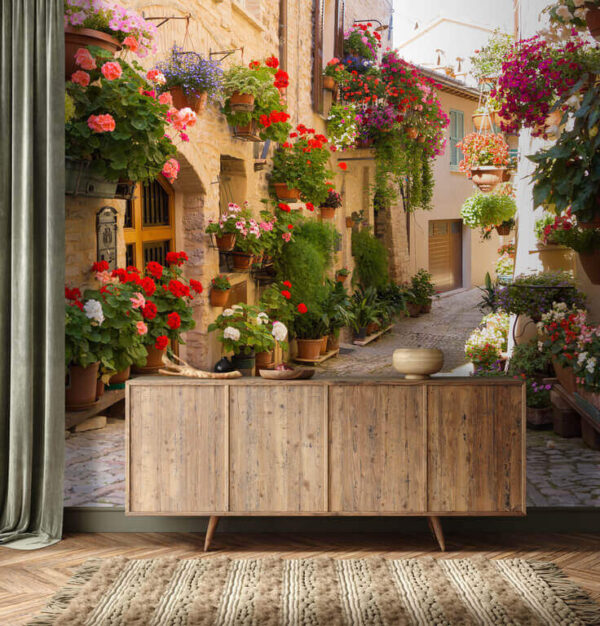Encantador callejón con flores vibrantes Fotomurales Encantador callejón con flores vibrantes