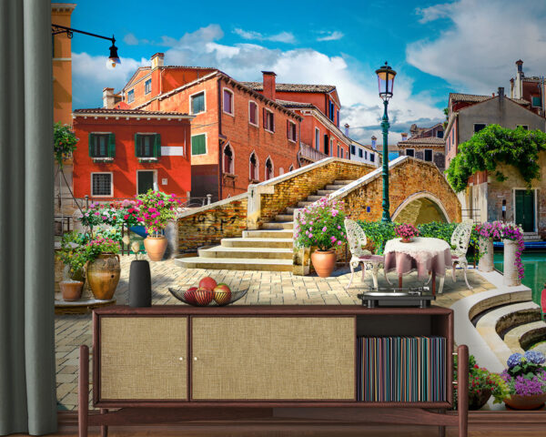 Patio con mesa y sillas y una fuente delante de un edificio Fotomurales Patio con mesa y sillas y una fuente delante de un edificio