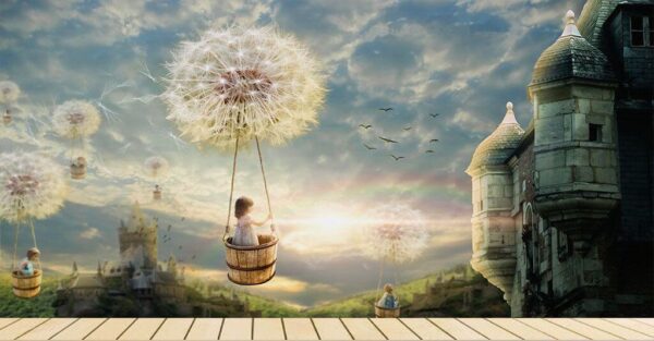 Niña en una cesta en un columpio con un diente de león en el cielo Fotomurales Niña en una cesta en un columpio con un diente de león en el cielo