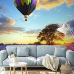 Fotomurales Grupo de globos aerostáticos volando sobre un campo de flores