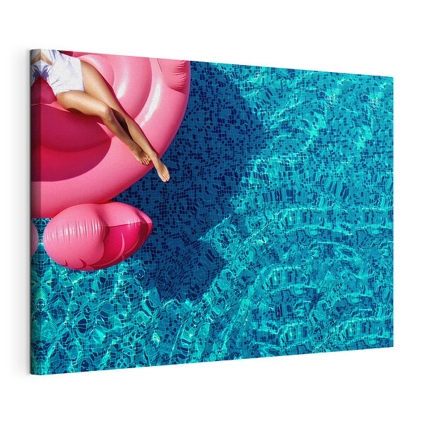 Descansando en una colchoneta hinchable en la piscina Cuadros Descansando en una colchoneta hinchable en la piscina