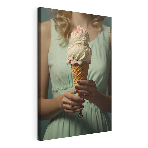 Mujer con un cono de helado en la mano Cuadros Mujer con un cono de helado en la mano