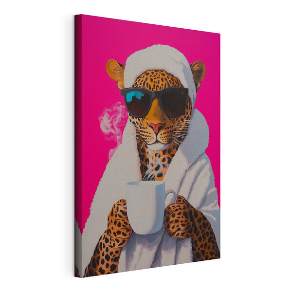 Cuadro en el que aparece un leopardo con una bata y gafas de sol, sosteniendo una taza Cuadros Cuadro en el que aparece un leopardo con una bata y gafas de sol, sosteniendo una taza