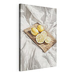 Cuadros Limones y rodajas sobre una tabla de madera