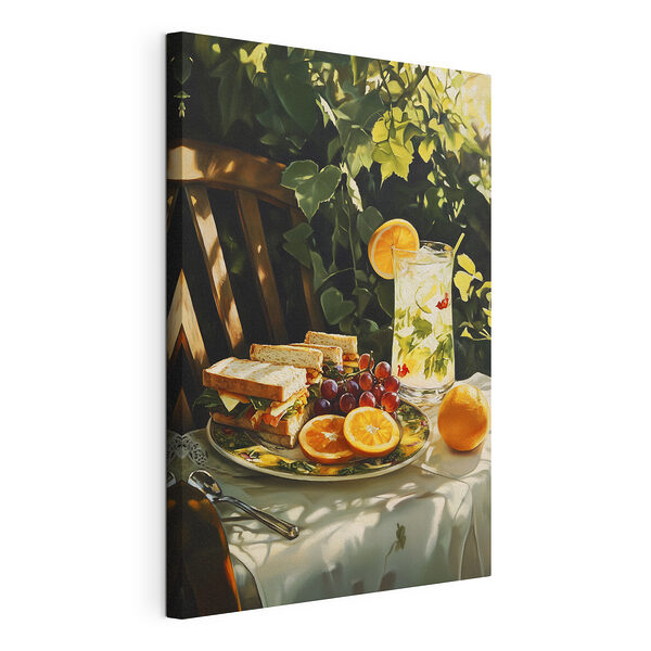 Un plato con bocadillos y fruta sobre una mesa Cuadros Un plato con bocadillos y fruta sobre una mesa