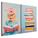 Lámina modular sobre lienzo Una chica leyendo un libro y una pila de libros